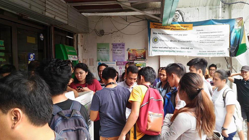 VSU students crowding the main door of Landbank of the Philippines, Baybay City branch, to pay for their account fees. Photo by Faith Sinogaya