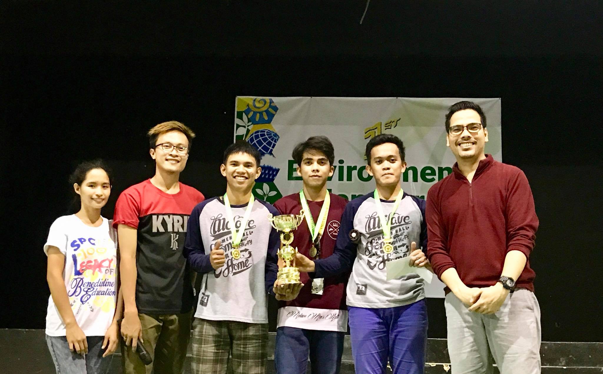 CHAMPS. UISB winners' Angelo Astudillo, Ayron Garrido and Ruel Lamberte poses with quiz show master Derek Alviola (right corner) and UISB Pres. Junrey Goles (2nd from the left) after receiving their prize.