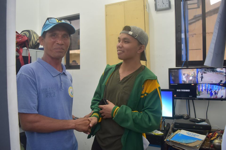 GOOD SAMARITAN. Charito Arnejo shakes hands with Kristian Rio Phyl from the Eastern Samar State University (ESSU) after returning his wallet. Photo from The Pillar Publication